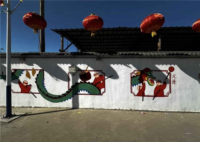 鹤城墙绘焕新颜、青春执笔盘活乡土文脉——东农“焕居智研团”赴齐齐哈尔开展非遗墙绘实践纪实